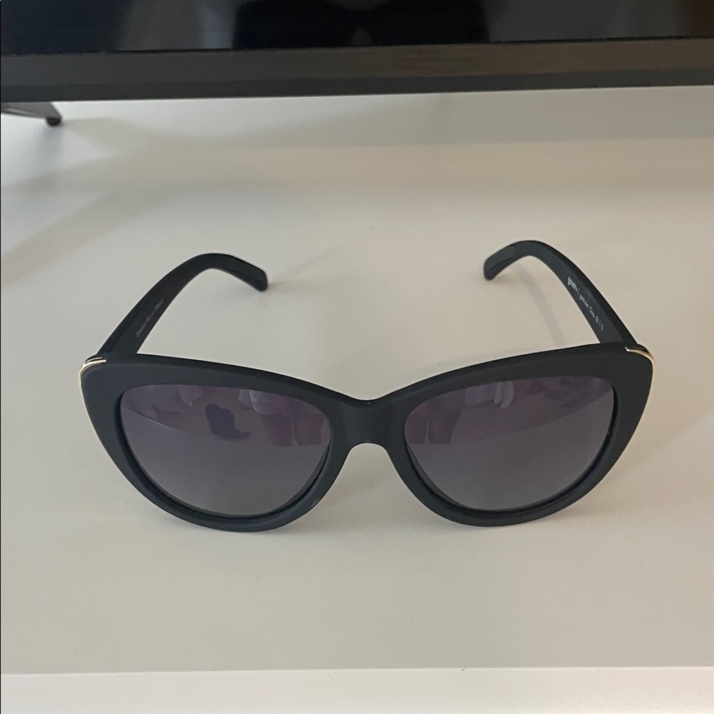 Goodr Women’s Sunglasses - Picture 3 of 4